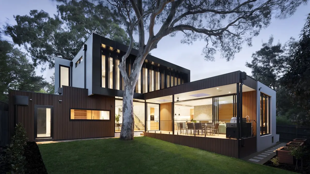 Inspirasi Desain Fasad Rumah Industrial Tropis Modern: Kombinasi Unfinished Concrete, Roster & Kayu Solid
